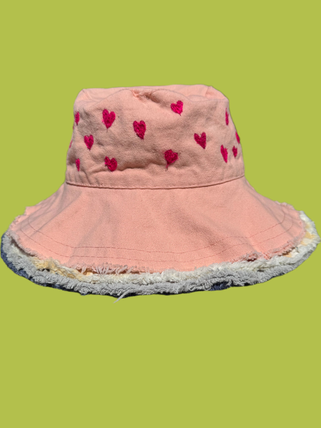 PEACHY SCATTERED HEARTS FRINGE BUCKET HAT
